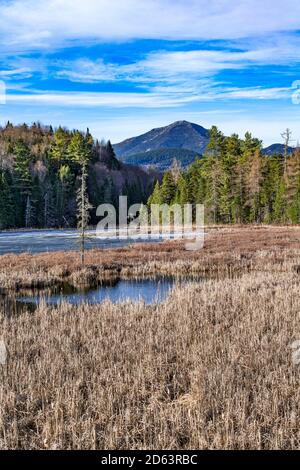 Frühfrühlingseis auf Cherry Patch Pond und Whiteface Mountain, Adirondack Park, Essex County, Wilmington, New York Stockfoto