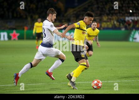 Ben Davies von Tottenham Hotspur (links) und Jadon Sancho von Borussia Dortmund Kampf um den Ball Stockfoto