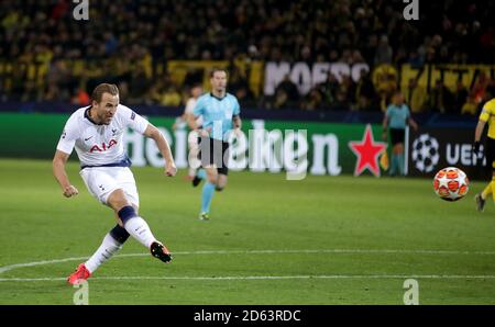 Harry Kane von Tottenham Hotspur erzielt das erste Tor seiner Seite Das Spiel Stockfoto