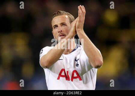 Harry Kane von Tottenham Hotspur applaudiert den Fans nach dem Spiel Stockfoto