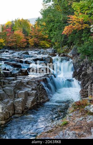 Der Herbst umfasst die Rocky Gorge Falls am Swift River, White Mountain National Forest, New Hampshire Stockfoto