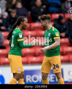 Daniel Johnson von Preston North End (links) feiert mit Teamkollege Sean McGuire, nachdem er seine Seiten das erste Tor erzielt Stockfoto