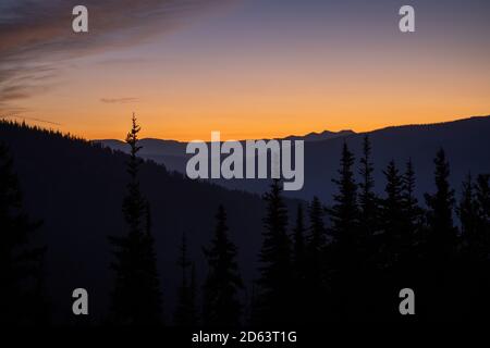 Früher Sonnenaufgang vom Bergaussicht Stockfoto