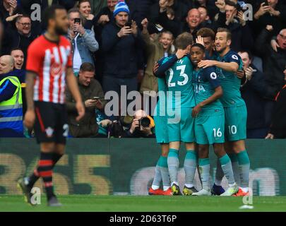 Harry Kane von Tottenham Hotspur (rechts) feiert den ersten Treffer seiner Seite Ziel des Spiels mit Teamkollegen wie Southampton Ryan Bertrand (Links) sieht ein Stockfoto