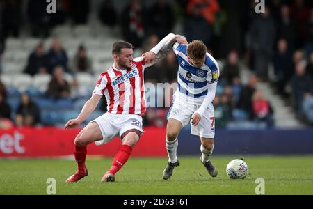 Tom Edwards von Stoke City (links) und Luke von Queens Park Rangers Freeman Stockfoto