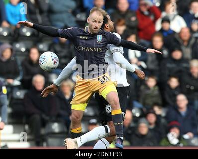 Derby County Tom Huddlestone und Sheffield Mittwoch Barry Bannan während Das Sky Bet Championship Spiel im Pride Park Stockfoto