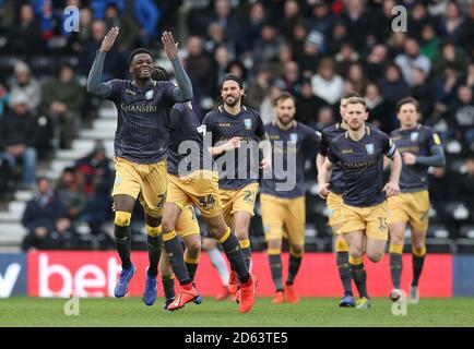 Dominic Iorfa (links) von Sheffield Wednesday feiert das Tor gegen Derby County Während des Sky Bet Championship-Spiels im Pride Park Stockfoto