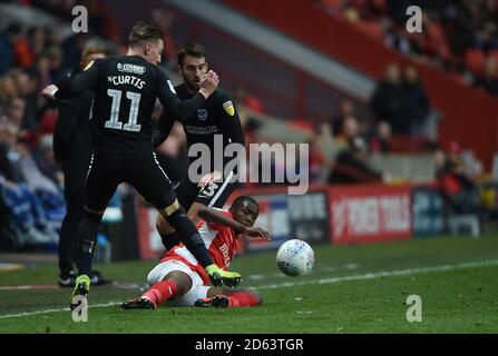 Charlton Athletic's Anfernee Dijksteel kämpft mit Portsmouth um den Ball Ronan Curtis (links) und Ben Close Stockfoto