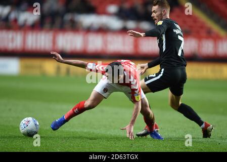 Charlton Athletic's Josh Cullen und Portsmouth's Tom Naylor kämpfen um Der Ball Stockfoto