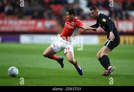 Charlton Athletic's Josh Cullen und Portsmouth's Tom Naylor kämpfen um Der Ball Stockfoto