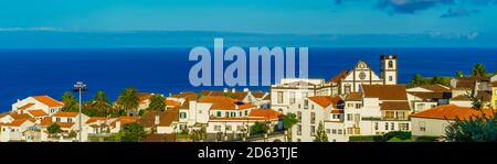 Die Stadt mit der Kirche und der Brücke von Nordeste, die das Zentrum der nordöstlichen Bereich auf Sao Miguel Insel, Azoren ist. Stockfoto