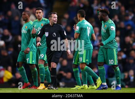 Watford Spieler appellieren an Schiedsrichter Paul Tierney nach Manchester zu passen City's Raheem Sterling punktet seine Seite das erste Tor der Spiel Stockfoto