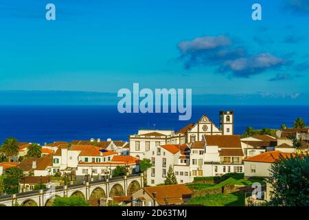 Die Stadt mit der Kirche und der Brücke von Nordeste, die das Zentrum der nordöstlichen Bereich auf Sao Miguel Insel, Azoren ist. Stockfoto