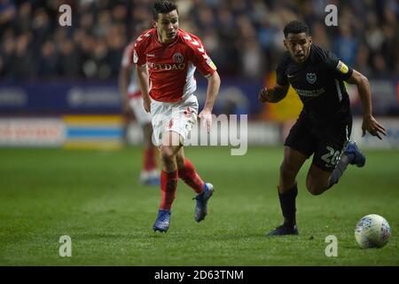 Charlton Athletic's Josh Cullen und Portsmouth's Nathan Thompson kämpfen um Der Ball Stockfoto