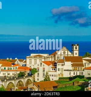 Die Stadt mit der Kirche und der Brücke von Nordeste, die das Zentrum der nordöstlichen Bereich auf Sao Miguel Insel, Azoren ist. Stockfoto