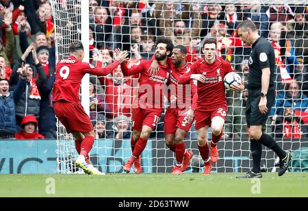 Liverpools Roberto Firmino (links) feiert mit seinen Teamkollegen Mohammed Salah, Georginio Wijnaldum und Andrew Robertson das erste Tor des Spiels Stockfoto