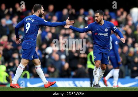 Chelseas Eden Hazard (rechts) feiert das erste Tor seiner Spielgefährten Des Spiels mit Teamkollegen Gonzalo Higuain Stockfoto