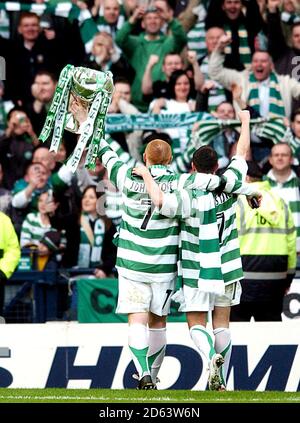 Celtic's Neil Lennon (l) und ein Teamkollege feiern mit Die Fans tragen Jimmy Johnstones Nummer "7", nachdem sie den gewonnen haben CIS Insurance Cup Finale Stockfoto