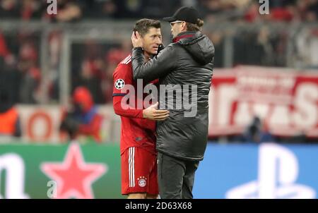 Bayern München Robert Lewandowski (links) mit seinem ehemaligen Manager, Liverpool-Manager Jurgen Klopp nach dem Schlusspfiff Stockfoto