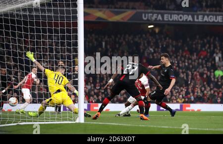 Pierre-Emerick Aubameyang von Arsenal (Mitte) erzielt das erste Tor seiner Seite Das Spiel Stockfoto