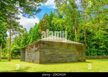 Gebäude an der Küste von Lagoa das Furnas, Sao Miguel, Azoren, Portugal Stockfoto