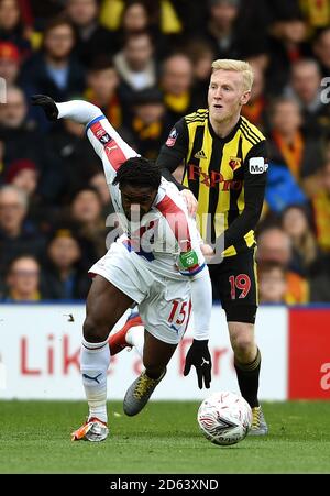 Jeffrey Schlupp vom Crystal Palace (links) und Watford's will Hughes Schlacht Für den Ball Stockfoto