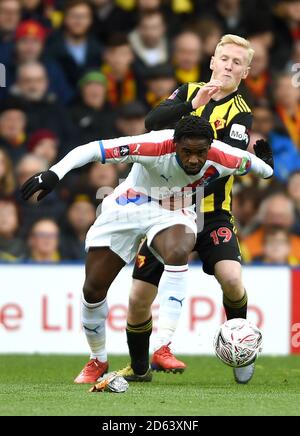 Jeffrey Schlupp vom Crystal Palace (links) und Watford's will Hughes Schlacht Für den Ball Stockfoto