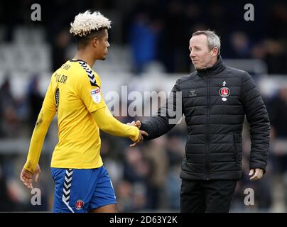 Charlton Athletic Manager Lee Bowyer (rechts) schüttelt die Hand Lyle Taylor nach der Schlusspfeife Stockfoto