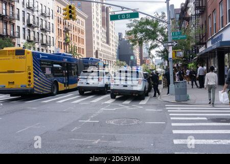 New York, NY / USA - September 11 2020: NYPD Polizeiautos in East Village auf der 3rd Avenue Stockfoto