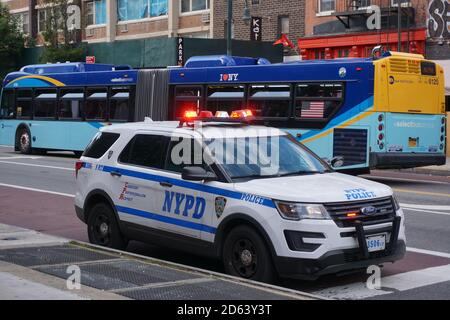 New York, NY / USA - September 11 2020: NYPD Polizeiwagen, für Explorer mit Sirenen auf einer Straße in Manhattan Stockfoto