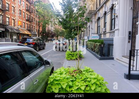 New York, NY / USA - September 11 2020: Wohnblock von East Village in Manhattan in der 13th Street Stockfoto