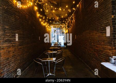 Ein leeres Restaurant im Freien in Greenwich Village, Manhattan, das sich in dunklen Korridoren befindet, weil Covid das Essen im Freien regieren Stockfoto