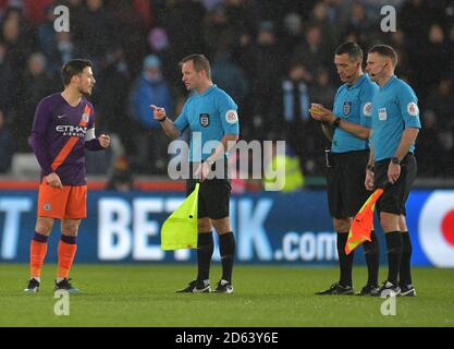 Bernardo Silva (links) von Manchester City spricht mit dem Linienvordenker bei Halbzeit Stockfoto