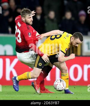 Luke Shaw von Manchester United in Aktion mit Wolverhampton Wanderers' Diogo Jota Stockfoto