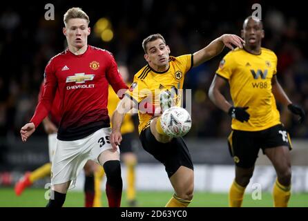 Scott McTominay von Manchester United in Aktion mit Jonny von Wolverhampton Wanderers Castro Stockfoto