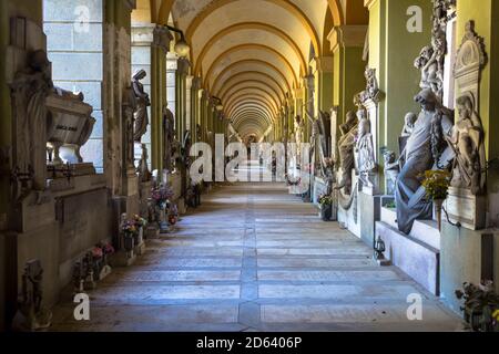 GENUA, ITALIEN - Juni 2020: Korridor mit Statuen - Anfang 1800 - in einem christlich-katholischen Friedhof - Italien Stockfoto