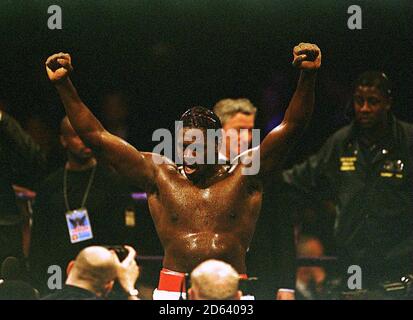 Audley Harrison feiert den Sieg über Mike Middleton in der Wembley Arena. Stockfoto