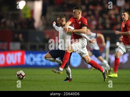 Englands James Maddison (links) und Polens Patryk Dziczek Stockfoto