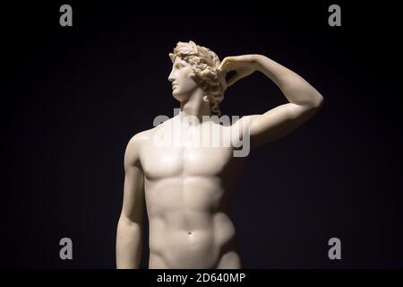 MAILAND, ITALIEN - Juni 2020: Die antike Skulptur Apollo krönt sich - 1782 - Antonio Canovas Meisterwerk. Intesa Italienisches Museum. Stockfoto