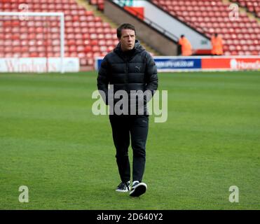 Barnsleys Manager Daniel Stendel inspiziert das Spielfeld vor dem Sky Bet League One Spiel zwischen Walsall und Barnsley. Stockfoto