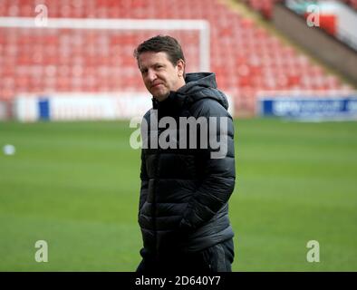 Barnsleys Manager Daniel Stendel inspiziert das Spielfeld vor dem Sky Bet League One Spiel zwischen Walsall und Barnsley. Stockfoto