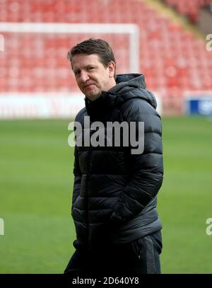 Barnsleys Manager Daniel Stendel inspiziert das Spielfeld vor dem Sky Bet League One Spiel zwischen Walsall und Barnsley. Stockfoto