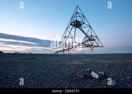 BOTTROP, DEUTSCHLAND - 29. AUGUST 2020: Tetraeder, Wahrzeichen der Metropole Ruhr auf der Spitze der Beckstraße gegen Sonnenuntergang am 29. August 2020 in Bottrop, Deutschland Stockfoto