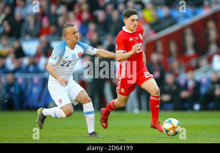 Der slowakische Stanislav Lobotka (links) und der walisische Daniel James kämpfen um Der Ball Stockfoto