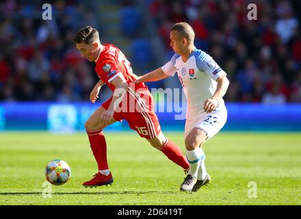 Um den walisischen Harry Wilson (links) und den slowakischen Stanislav Lobotka kämpfen Der Ball Stockfoto