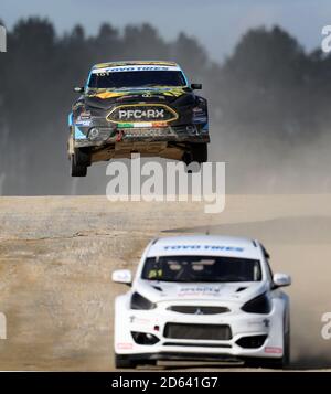 Derek Tohill in der Ford Fiesta konkurrierenden Verfolgungsjagden Führer Julian Godfrey im Mitsubishi Mirage in den Toyo Reifen Motorsport UK British Rallycross Championship Stockfoto