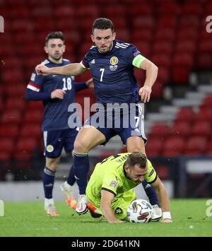 Der schottische John McGinn (links) und der tschechische Vladimir Coufal kämpfen während des Spiels der UEFA Nations League Group 2, League B im Hampden Park, Glasgow, um den Ball. Stockfoto