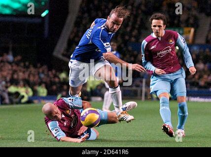 Matthew Etherington von West Ham United (r) und Paul Konchesky (l) sowie Andy Van der Meyde von Everton (c). Stockfoto