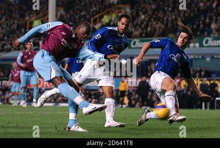 Marlon Harewood von West Ham United schießt auf das Tor von Everton. Stockfoto