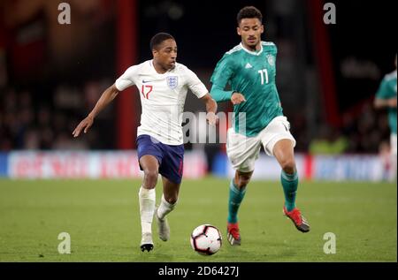 Englands Kyle Walker-Peters (links) und Deutschlands Emmanuel Iyoha kämpfen um Der Ball Stockfoto